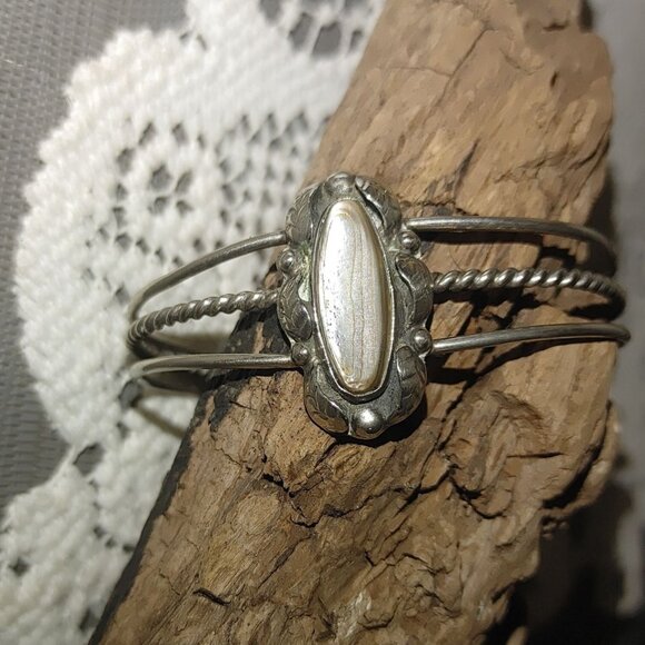 Vintage Silver Tone Cuff Bracelet Ornate Mother Of Pearl Inlay Twisted Rope Desi - Picture 3 of 12